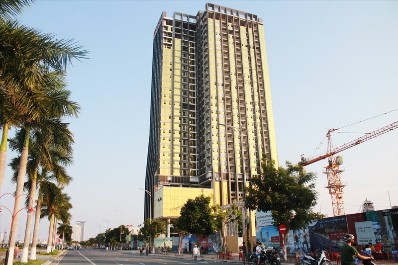 Tổ hợp khách sạn và căn hộ P.A Tower lắp kính phản quang màu vàng gây bức xúc. (Ảnh: Lao Động).