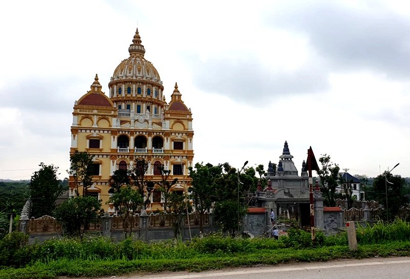 Các công nhân đang hoàn thiện phần cổng ra vào lâu đài. (Ảnh: Hồng Lĩnh).