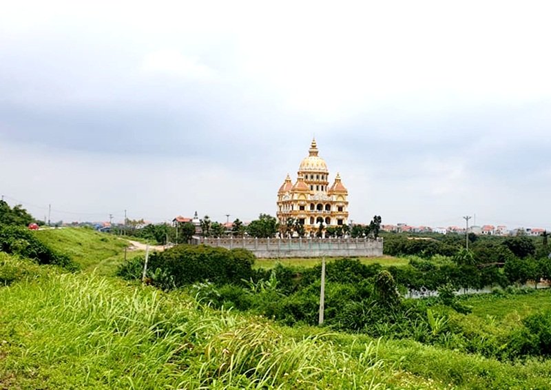 Từ xa xa tòa lâu đài vàng của 
