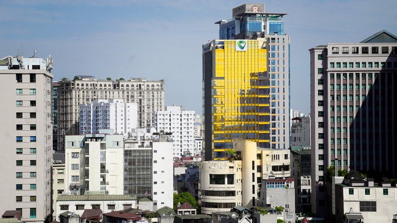 Tòa cao ốc sừng sững giữa Trung tâm Thủ đô lắp kính phản quang gây khó chịu xung quanh. (Ảnh: Môi trường đô thị).