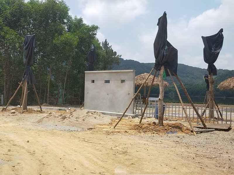 Công trình bồn hoa lấn chiếm đất tiếp giáp hồ Trại Tiểu buộc phải tháo dỡ. (Ảnh: Tiền Phong).