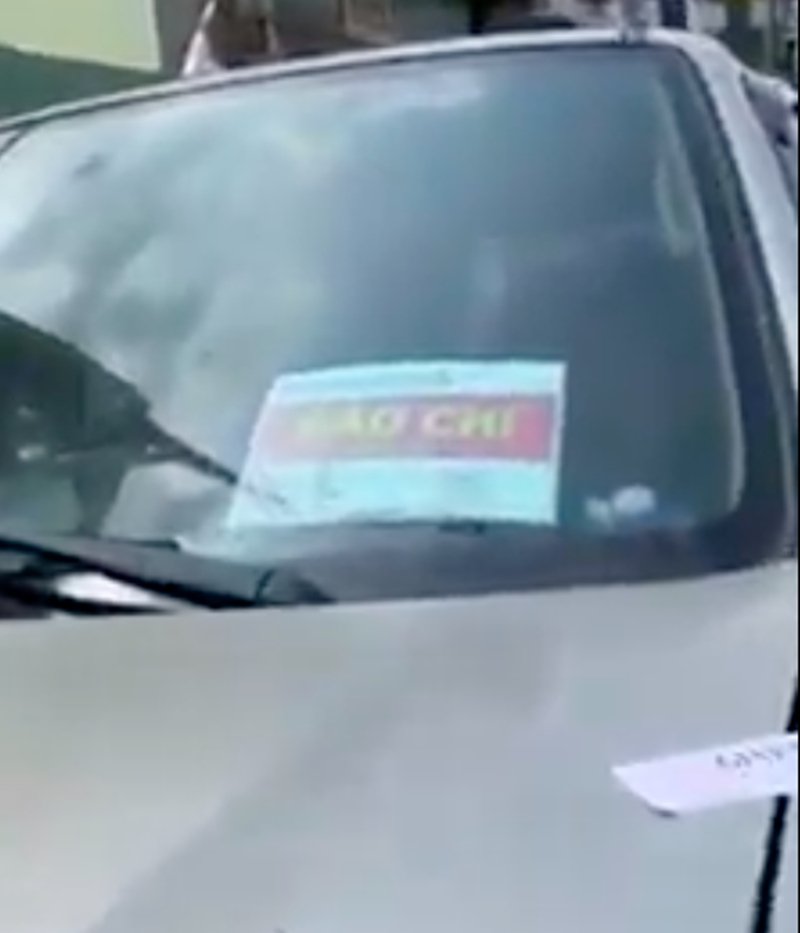 Chiếc xe vi phạm dán logo báo chí.