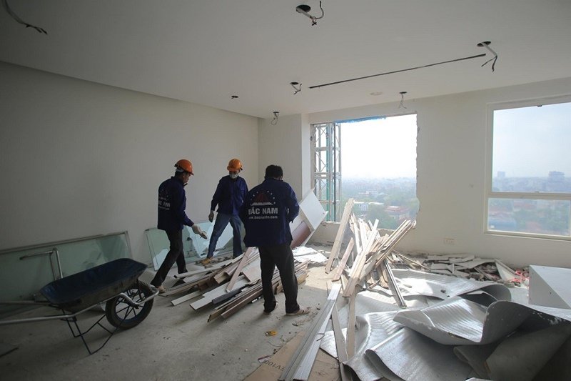 Dự kiến đến ngày 20/5, vách kính mặt ngoài, thiết bị điện, nước, nội thất được tháo dỡ xong. (Ảnh: NĐH).