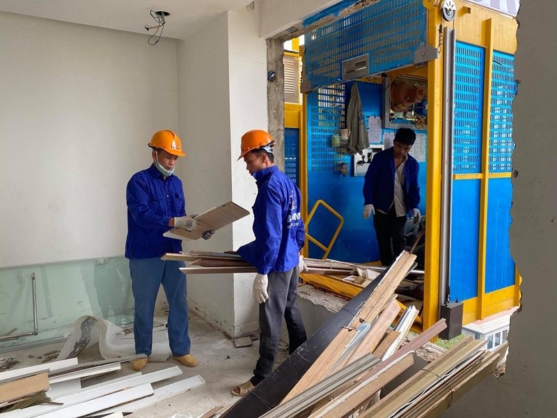 Công nhân tháo dọn đồ trong tòa nhà để phá dỡ. (Ảnh: NĐH).