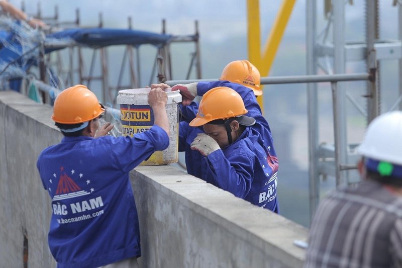 Đơn vị thi công tháo dỡ là CTCP đầu tư xây dựng dân dụng Bắc Nam. (Ảnh: NĐH).