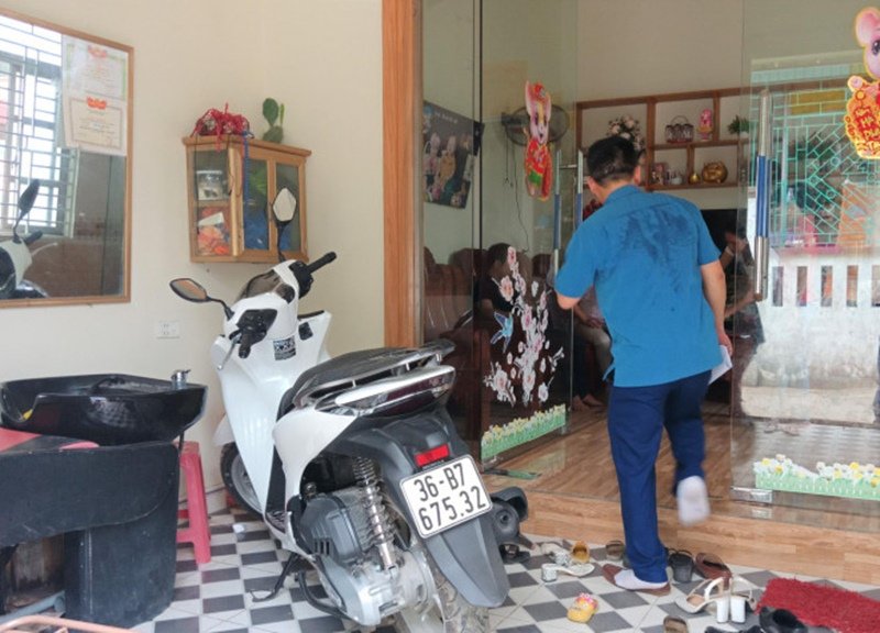 Gia đình ông Đinh Văn Tài có vợ làm nghề cắt tóc, có xe SH, có tàu cá trị giá gần 1 tỷ đồng nhưng vẫn thuộc hộ cận nghèo của xã Quảng Nham (Thanh Hóa). (Ảnh: Người Lao Động).