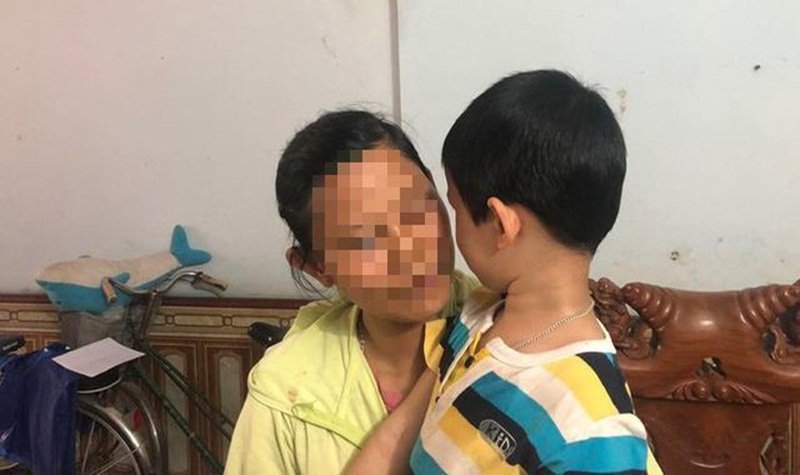 Chị Đào Thị Lợi vui mừng ngày gặp lại con trai nhưng cũng chung tâm trạng lo lắng khi kinh tế khó khăn. (Ảnh: Gia đình xã hội).