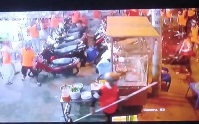 Hình ảnh nhóm giang hồ đập phá, đánh người. (Cắt từ clip).