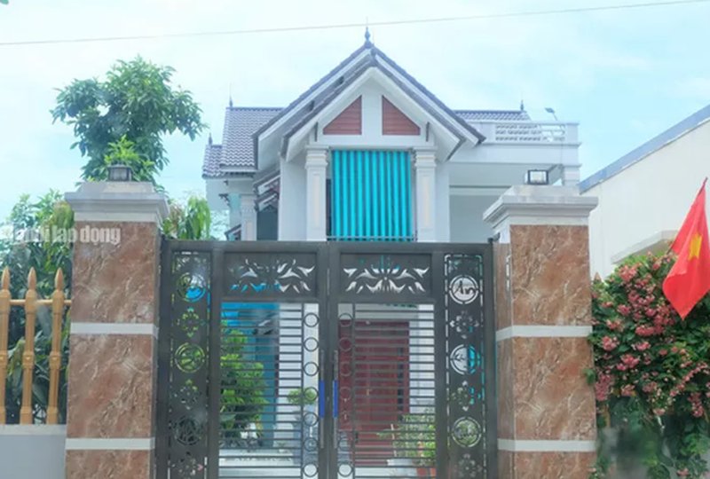 Nhìn ngôi nhà 2 tầng khang trang, hiện đại như thế này không ai có thể ngờ rằng chủ nhân của ngôi nhà này lại là 