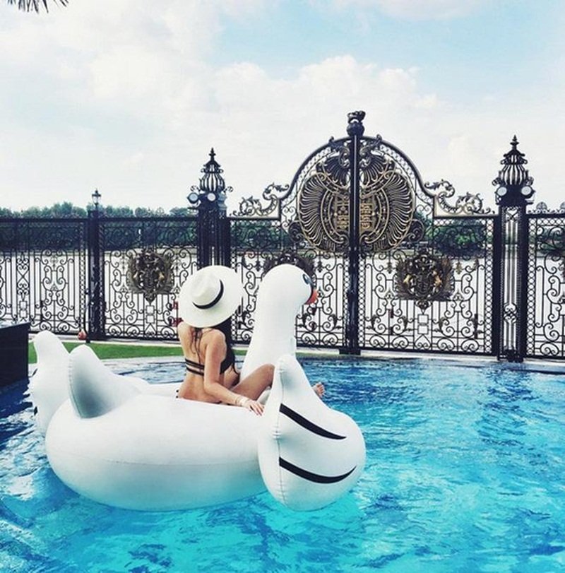 Bể bơi vô cực hướng ra sông Sài Gòn.