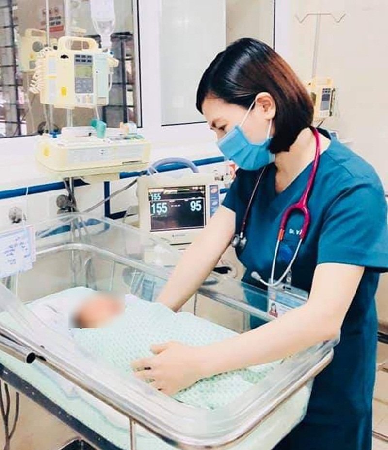 Bé trai sơ sinh bị bỏ rơi 3 ngày ở hố ga giữa cái nắng 40 độ của Thủ đô đang được các bác sĩ Bệnh viện Xanh Pôn tận tình chăm sóc, cứu chữa.