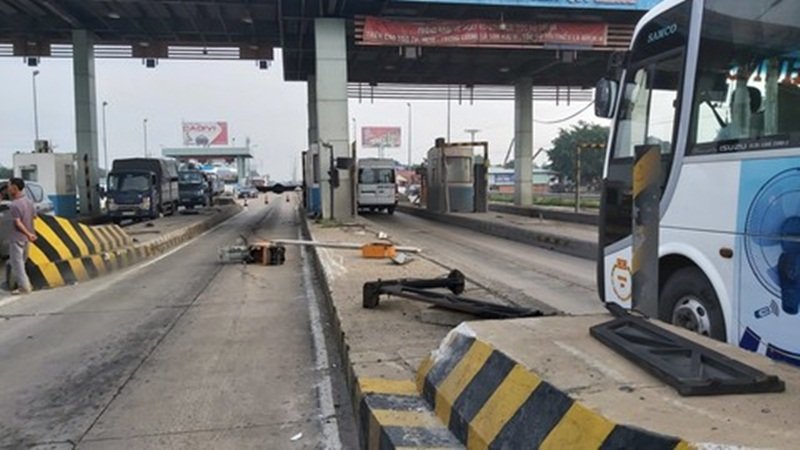 Chiếc xe tông sập thanh barie đường cao tốc.