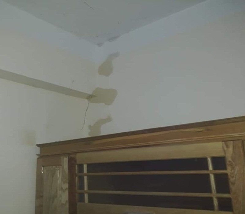 Trần nhà của một số hộ cũng bị thấm nước. (Ảnh: Tieudung.vn).