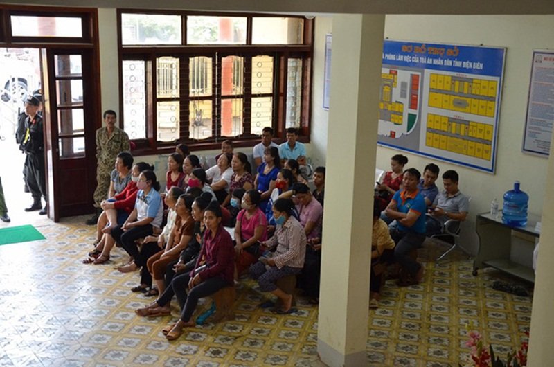 Đông đảo người dân địa phương đến ngồi theo dõi phiên tòa qua tivi. (Ảnh: Soha.vn).