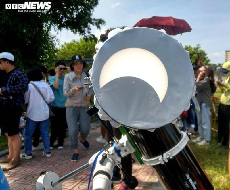 Dụng cụ quan sát Nhật thực được nhiều bạn trẻ ở Hà Nội trưng dụng. (Ảnh: VTC).