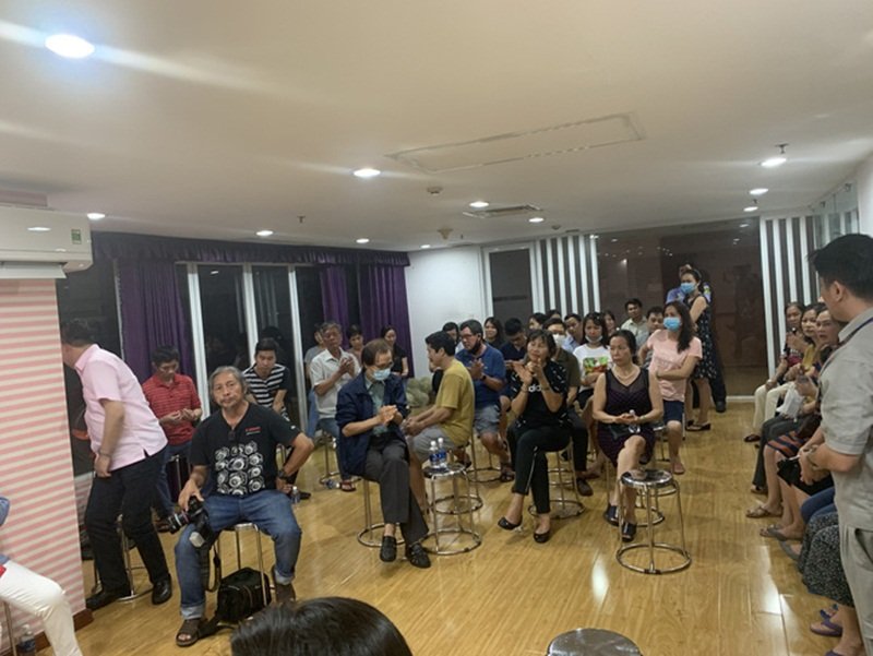 Nhiều cư dân trong cao ốc hết sức bức xúc trước hành động của Phó Chủ tịch Tập đoàn Đèo Cả. (Ảnh: Dân Việt).