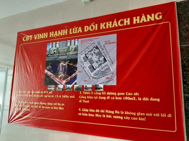 Băng rôn tố cáo Công ty Vinh Hạnh lừa dối khách hàng treo trong sản chung cư Tứ Hiệp Plaza. (Ảnh: Tuổi Trẻ Thủ Đô).