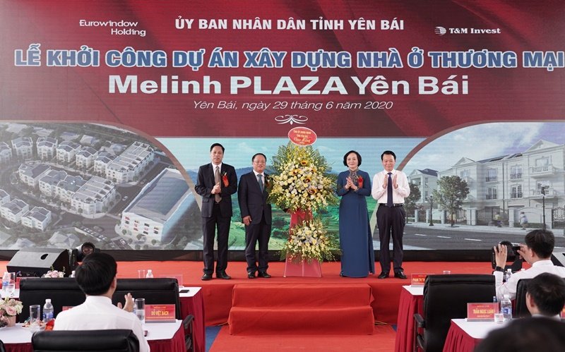 Lãnh đạo tỉnh Yên Bái tặng hoa cho đơn vị phát triển và chủ đầu tư dự án Melinh PLAZA Yên Bái.