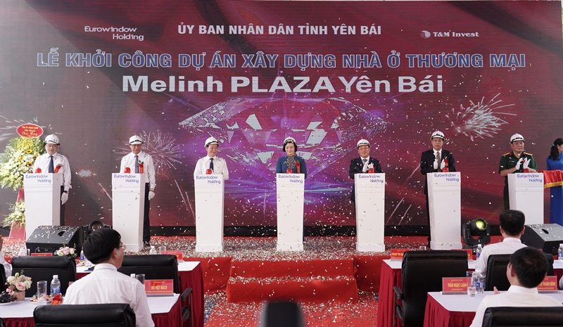 Các đại biểu cùng bấm nút khởi công dự án Melinh PLAZA Yên Bái.