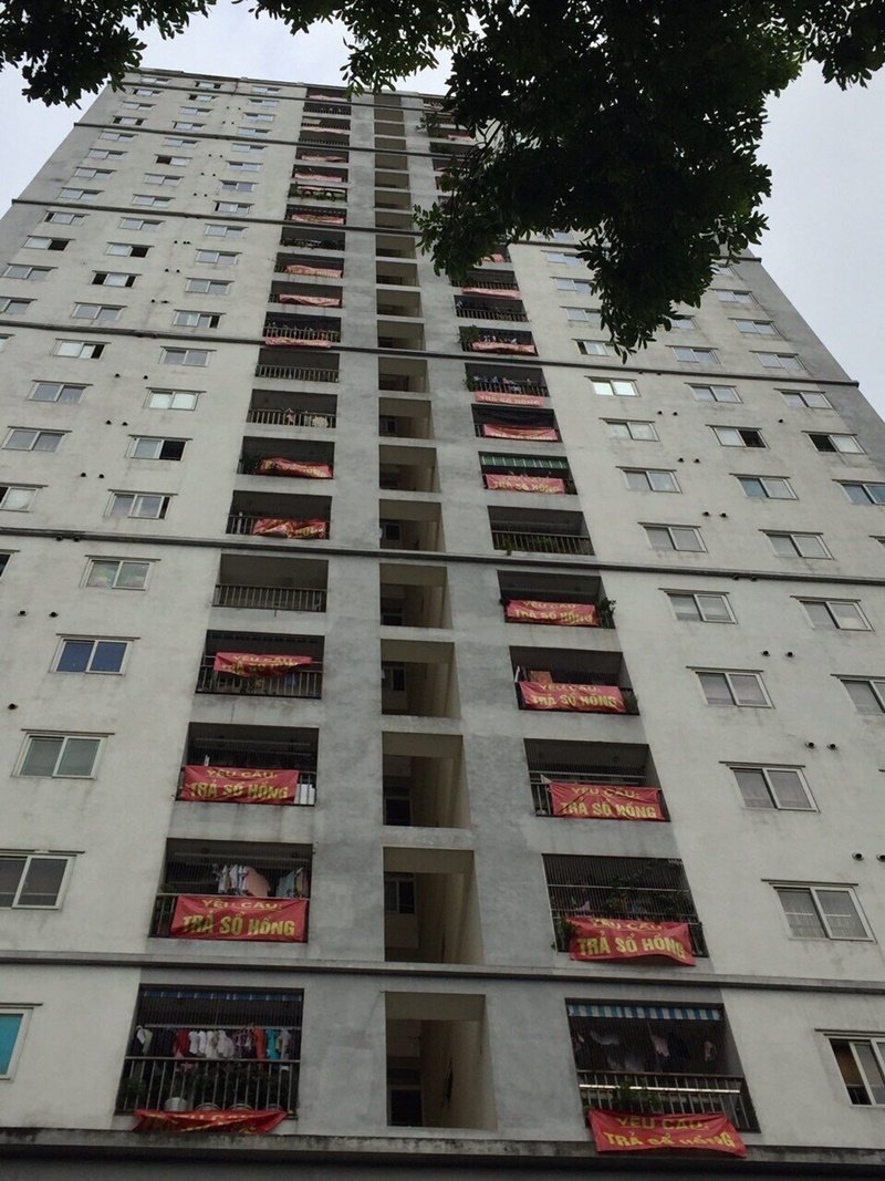 Chuyển đến ở 5 năm nay nhưng cư dân An Bình Tower vẫn chưa được cấp sổ đỏ. (Ảnh: Báo Giao Thông).