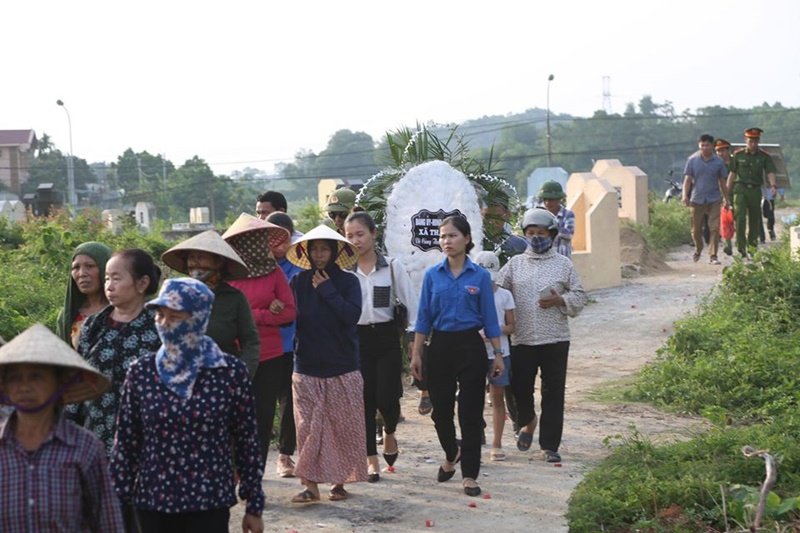 Đám tang thương tâm của cháu bé bị mẹ bỏ rơi dưới hố ga 3 ngày.