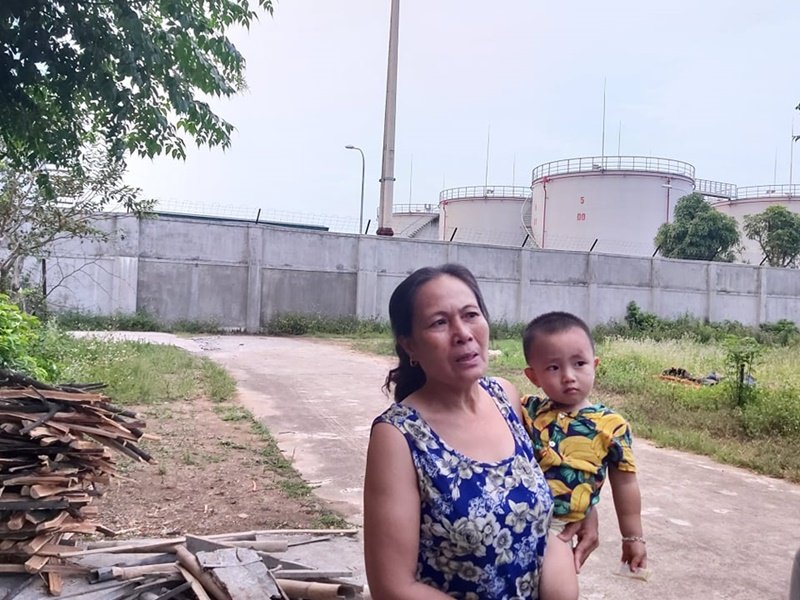 Người dân bức xúc khi kho xăng dầu Xuân Giang (Nghi Xuân, Hà Tĩnh) rò rỉ gây mùi nồng nặc. (Ảnh: Hoài Thu).