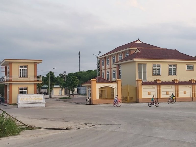 Hình ảnh trẻ nhỏ vô tư nô đùa trước cổng kho xăng dầu Xuân Giang. (Ảnh: Hoài Thu).