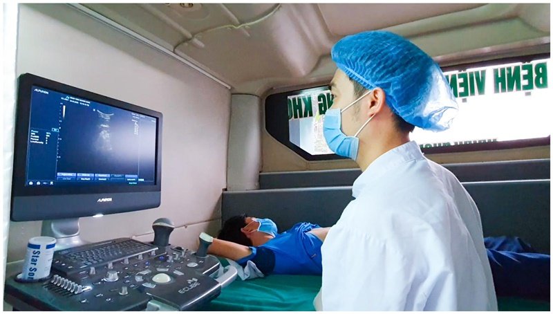 Bác sỹ thực hiện siêu âm 4D cho người lao động ngay trên xe khám lưu động.