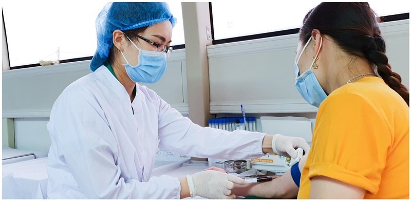 Xe khám lưu động của Bệnh viện đa khoa Quang Khởi có đầy đủ trang thiết bị, giúp việc thăm khám sức khỏe định kỳ tiết kiệm thời gian, đi lại, cho kết quả mau chóng, chính xác.
