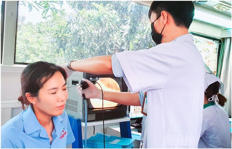 Khám nội soi tai mũi họng.