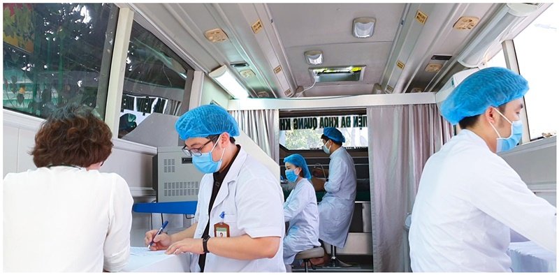 Trên xe được trang bị đầy đủ các trang thiết bị phục vụ việc khám sức khỏe định kỳ.
