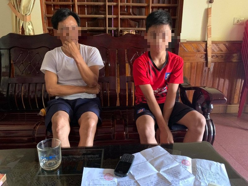 Phụ huynh cùng nam sinh N. chia sẻ về sự việc. (Ảnh: Tổ Quốc).