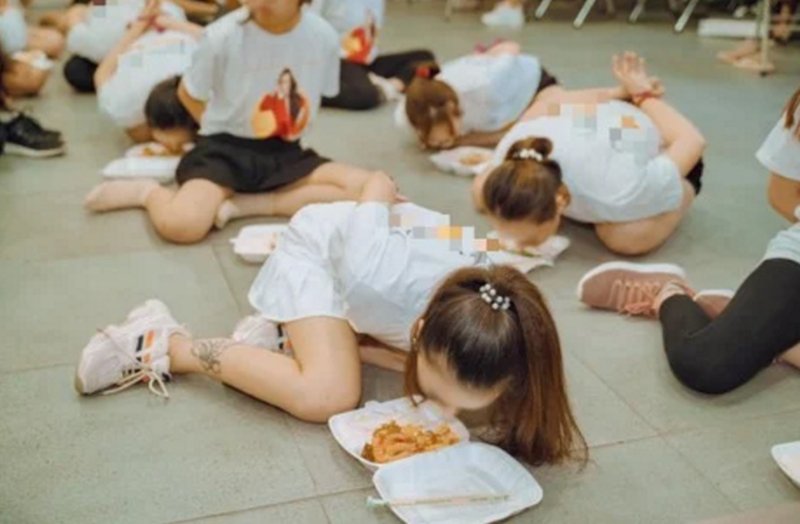 Nhóm khác lại thực hiện thử thách trói tay để bò ra ăn khiến nhiều người ngán ngẩm.