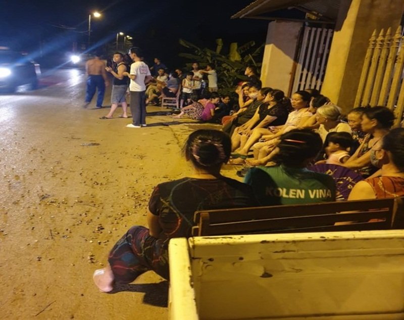 Người dân tập trung chặn xe chở rác vào bãi rác Nam Sơn vì thành phố chậm chi trả đền bù giải phóng mặt bằng bán kính 500m khu vực quanh bãi rác. (Ảnh: Urenco).