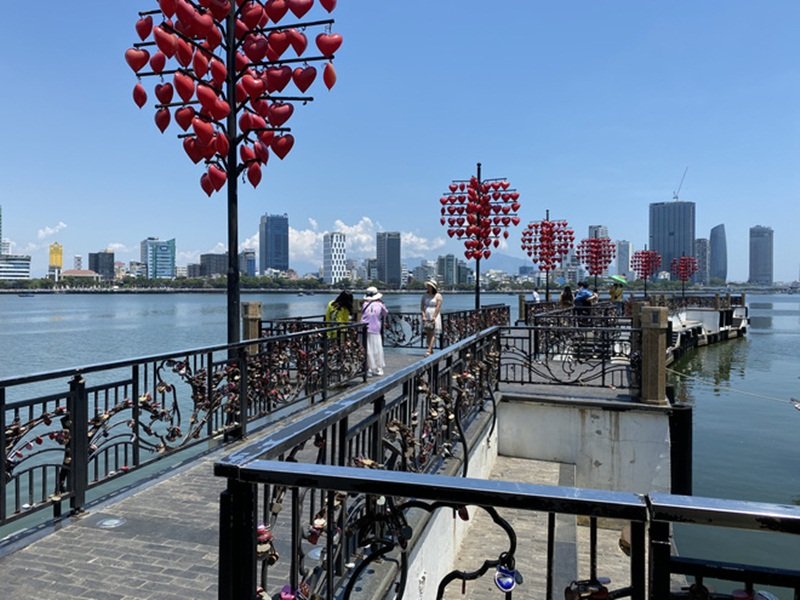 Cầu tình yêu ở Đà Nẵng là nơi nhiều du khách lựa chọn tham quan.