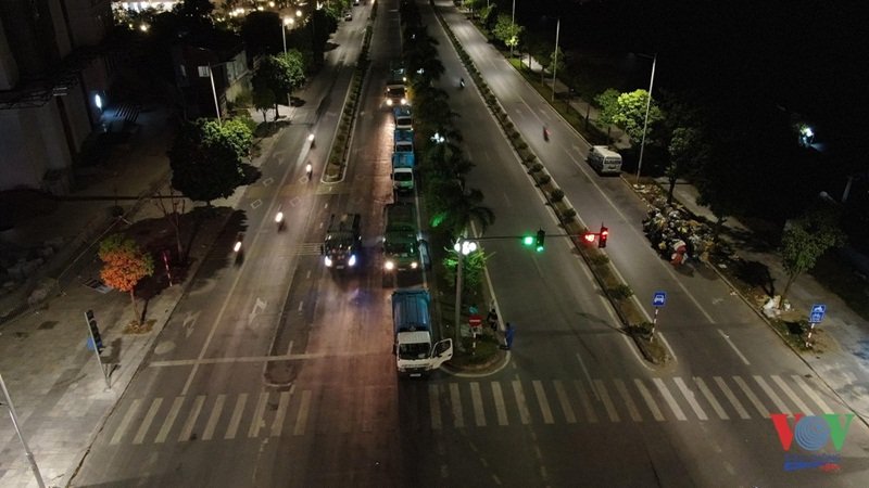 Xe chở rác xếp dài gần 1km trong đêm. (Ảnh: VOV.VN).