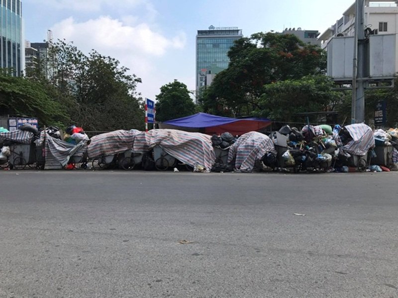 Rác thải sinh hoạt chất đống trong nội thành. (Ảnh: Dân Trí).