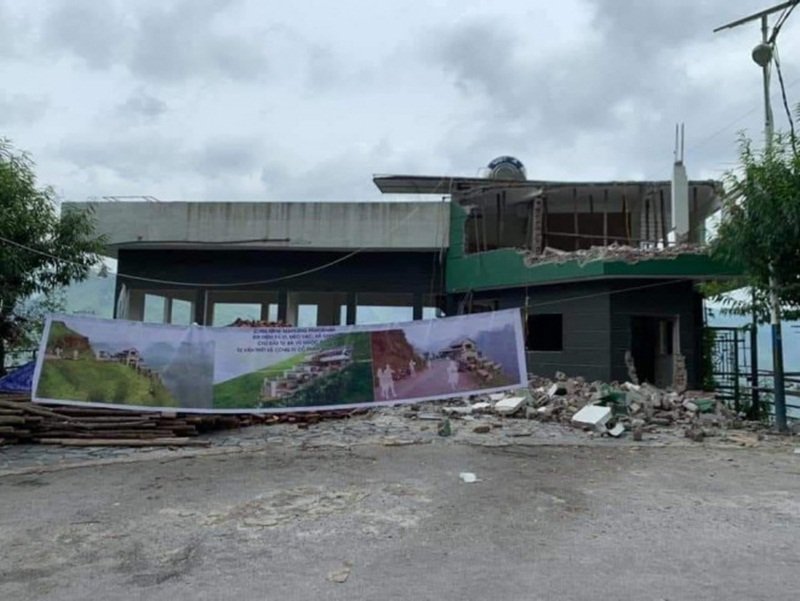 Tòa nhà bị tháo dỡ sau nhiều năm xây dựng sai phép.