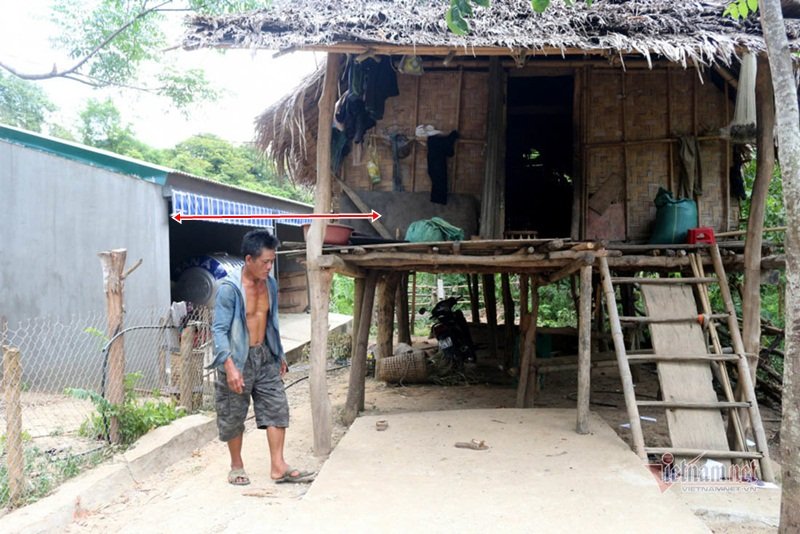 Còn đây là nhà người dân ở cạnh là chuồng bò. (Ảnh: Vietnamnet).