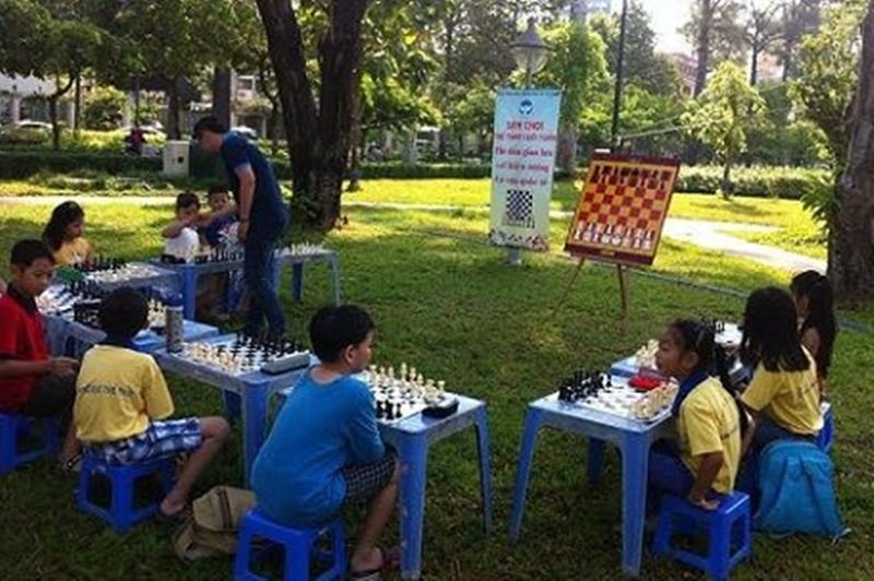 Không khó bắt gặp hình ảnh các em nhỏ học đánh cờ Vua.