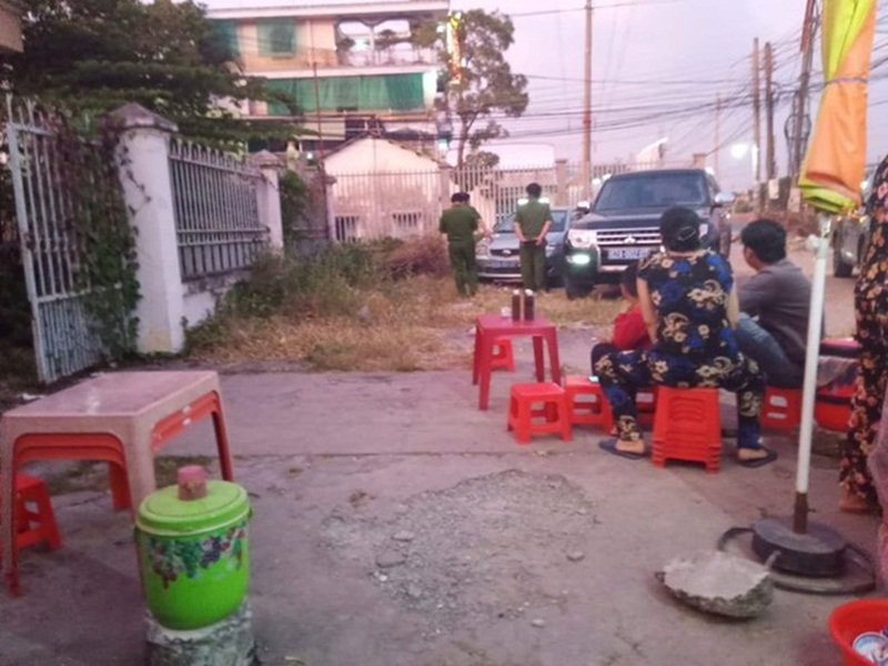 Cơ quan chức năng bất ngờ kiểm tra hiện trường tại Bưu cục Cầu Voi chiều 15/12/2019. (Ảnh: Báo Thanh Niên).
