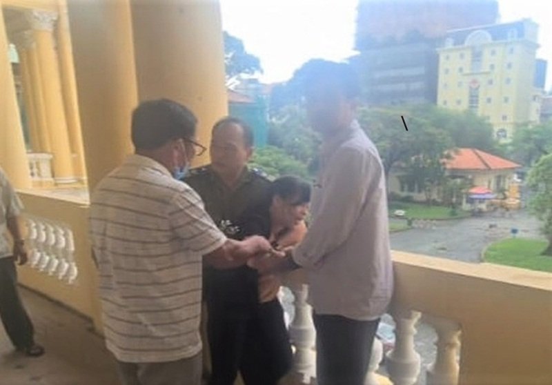 Đương sự trong vụ án khóc và định nhảy lầu sau khi tòa tuyên án.