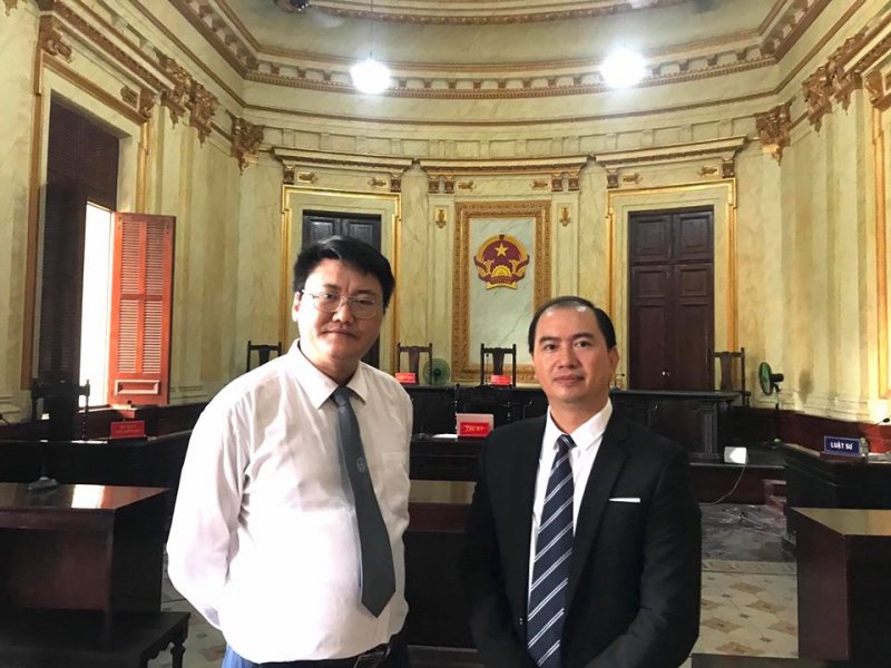 Luật sư Hoàng Tùng và Luật sư Trương Anh Tú bảo vệ quyền lợi nguyên đơn.