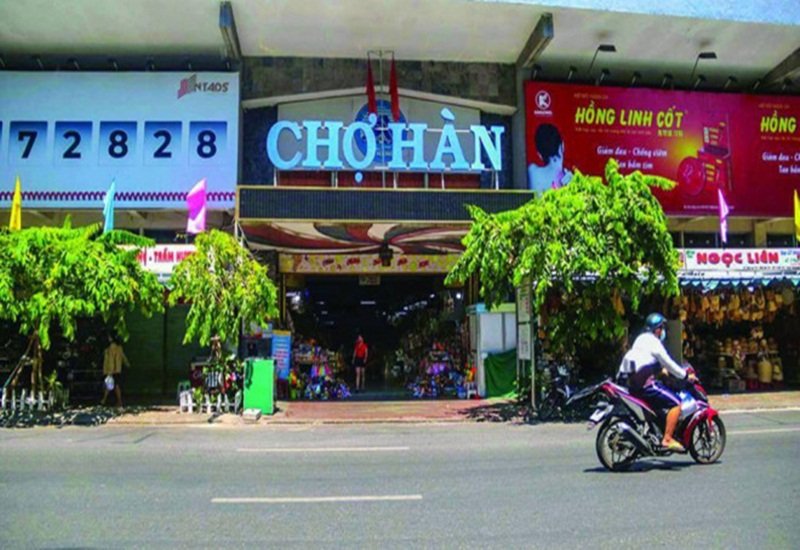 Khu vực chợ Hàn (Đà Nẵng) vắng người, nhiều ki ốt đã đóng cửa ngày 27/7. (Ảnh: Báo Giao Thông).