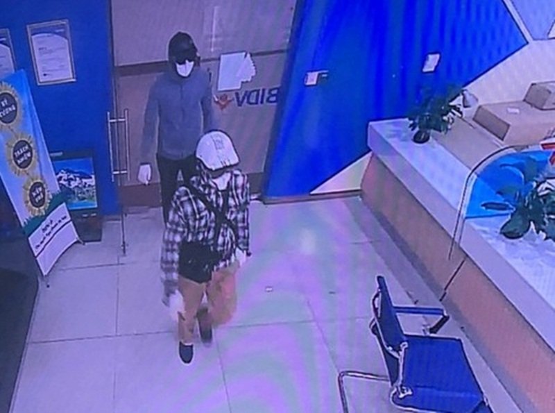 Hai nghi phạm đeo găng tay bịt kín khẩu trang mặt.