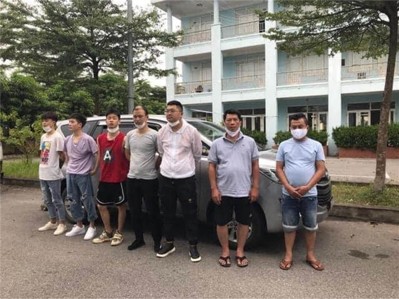 Nhóm người Trung Quốc nhập cảnh trái phép được các đối tượng Việt Nam chở trên xe ô tô.