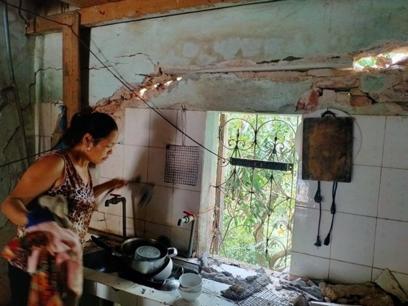 Hình ảnh nhà dân bị nứt ngang dọc do ảnh hưởng của trận động đất tại xã Hua Păng (huyện Mộc Châu) trưa 27/7.
