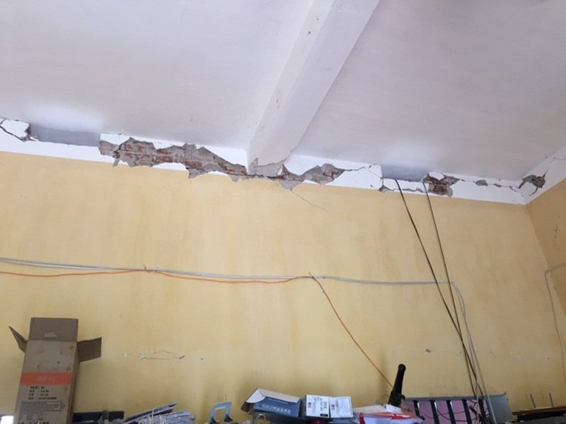 Trần nhà dân bị nứt tại xã Lóng Sập.