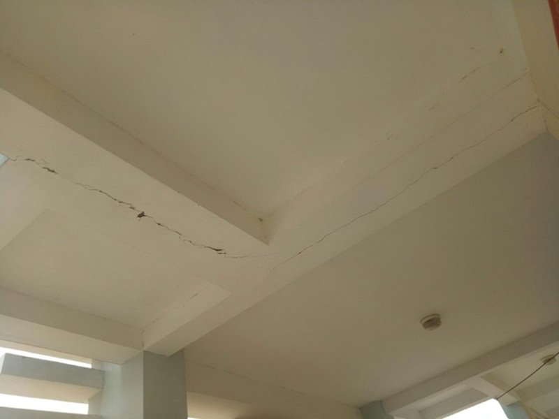 Bên cạnh đó, động đất còn làm đá rơi bẹp đầu 1 chiếc xe tải tại tiểu khu Pa Khen, thị trấn Nông trường Mộc Châu. Rất may không gây thiệt hại về người.
