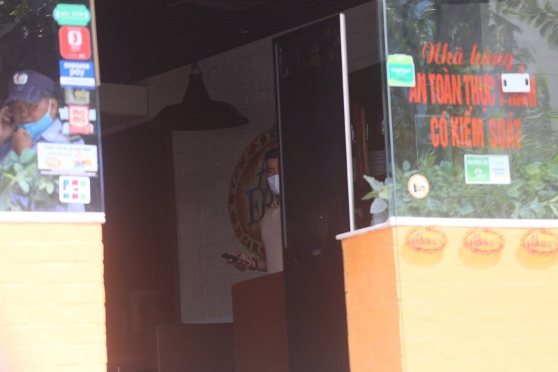 Phía trong quán Pizza.